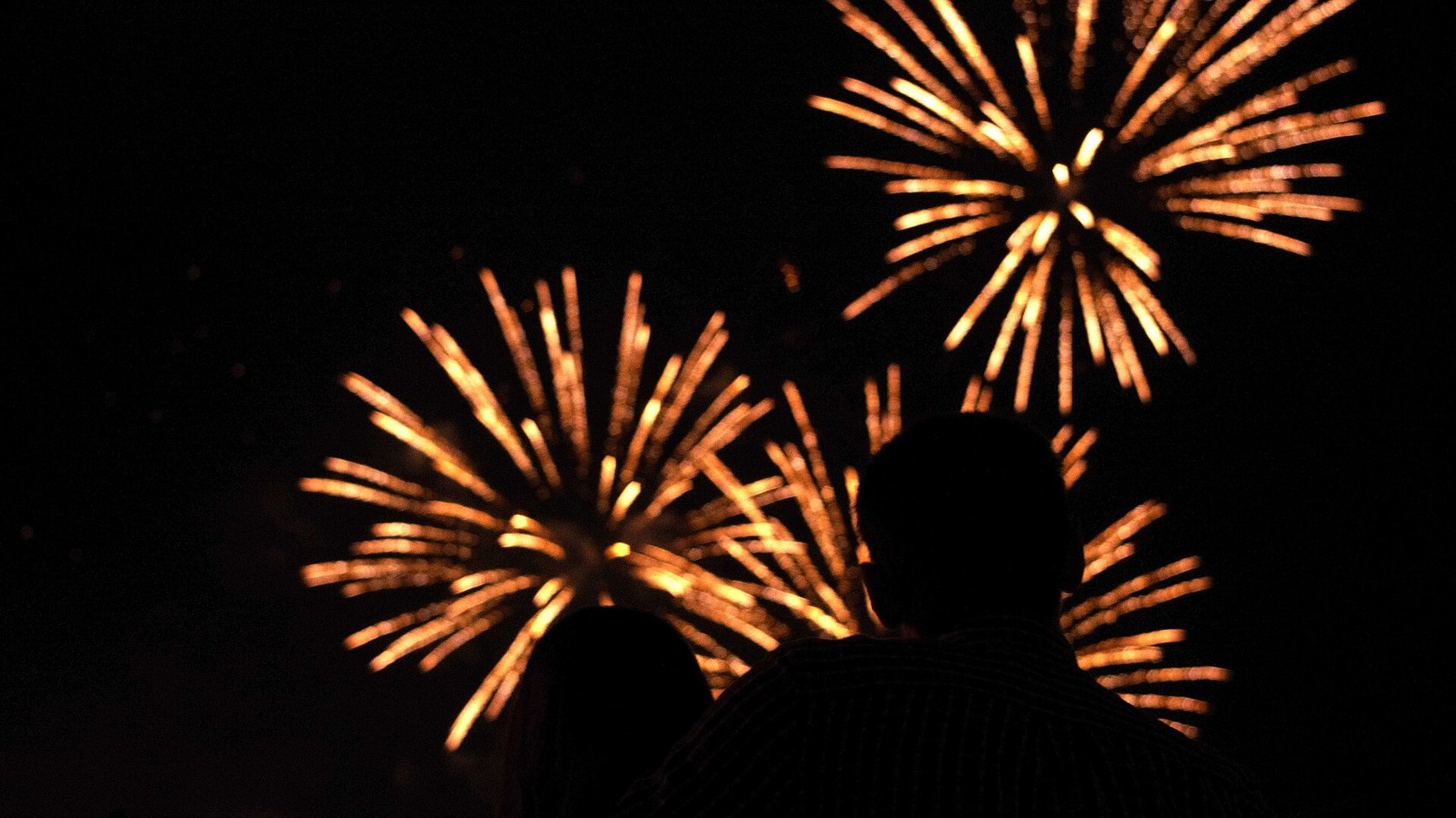 Fuochi d’artificio dorati nel cielo notturno