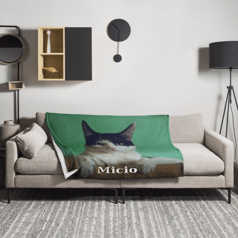 Coperta personalizzata con foto del gatto sul divano